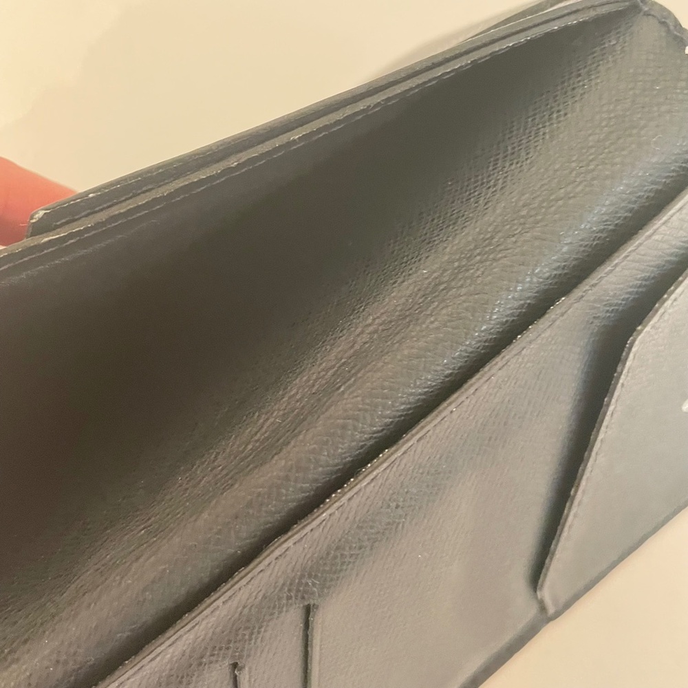 Louis Vuitton Taiga Leather Bifold Wallet/Passport Holder Unisex - Picture 13 of 15